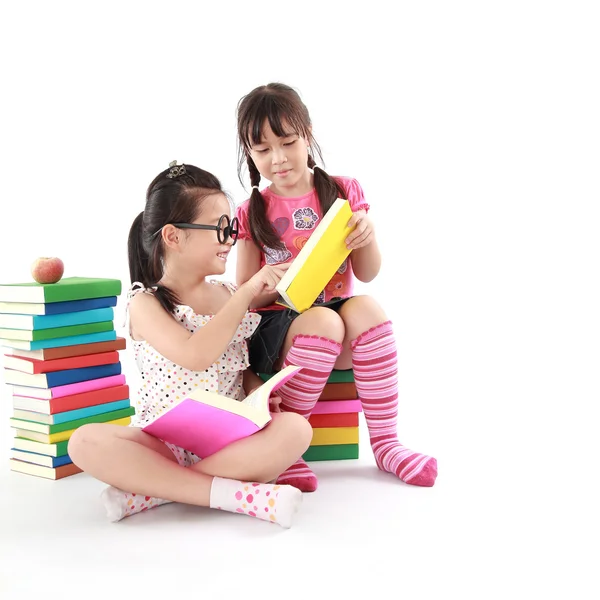 Student liten asiatisk tjej läser en bok — Stockfoto