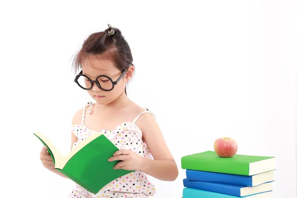 Student liten asiatisk tjej läser en bok — Stockfoto