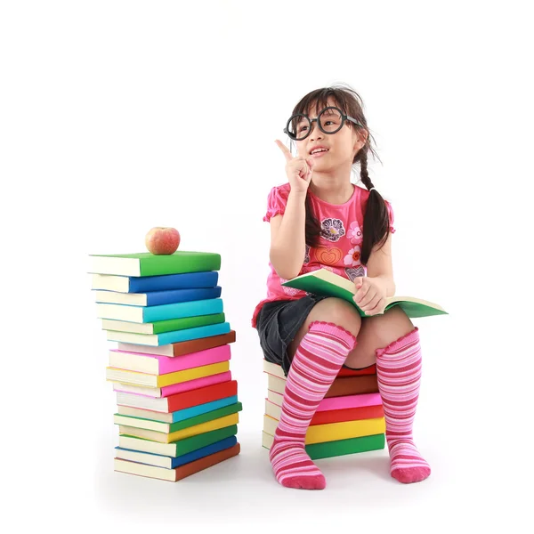 Студентка маленькая азиатка, читающая книгу — стоковое фото
