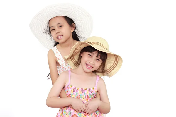 Zwei schöne glücklich wenig asiatische Mädchen mit Stroh — Stockfoto