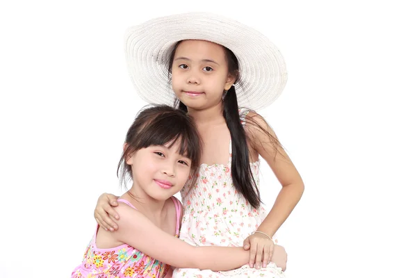 Dois bela menina asiática feliz pouco com palha — Fotografia de Stock