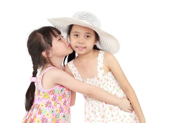 Δύο όμορφα ευτυχισμένη μικρό ασιατικό κορίτσι με άχυρο — Φωτογραφία Αρχείου