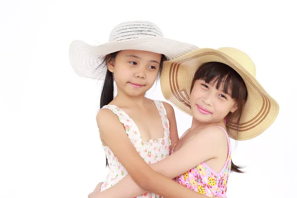 Dois bela menina asiática feliz pouco com palha — Fotografia de Stock