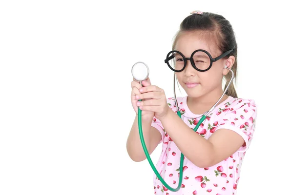 Asiatiska liten flicka med stetoskop isolerade vit bakgrund — Stockfoto