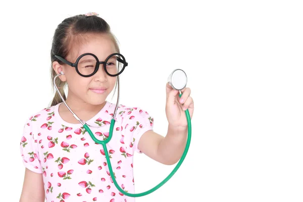 Menina asiática com estetoscópio isolado fundo branco — Fotografia de Stock