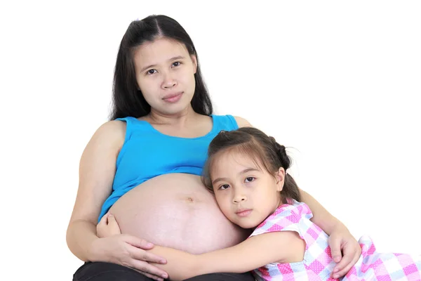 Mooie zwangere vrouw en haar dochter geïsoleerd op witte achterzijde — Stockfoto