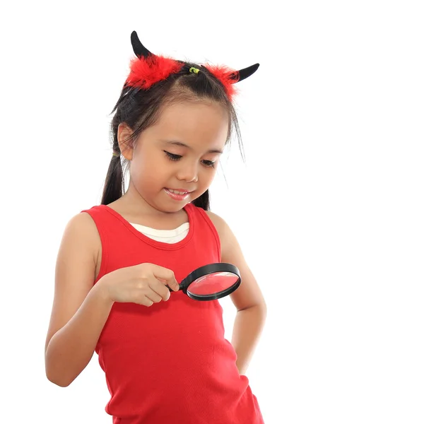 Krásná malá Asiatka s lupou — Stock fotografie