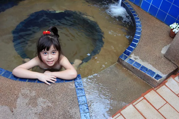 Entzückendes Mädchen im Pool mit heißem Wasser — Stockfoto