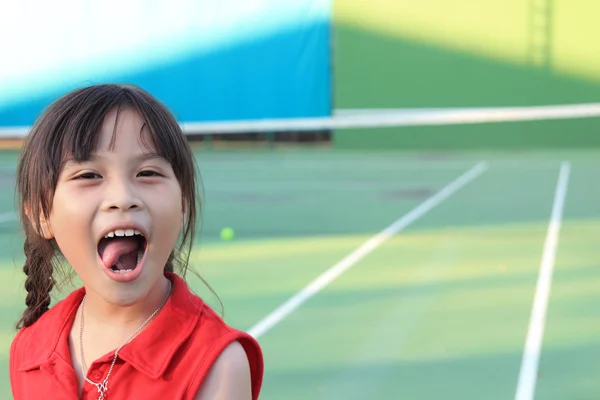 Porträtt av sportiga vacker asiatisk tjej tennisspelare. — Stockfoto