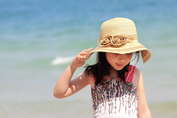 Азиатская девушка на пляже — стоковое фото