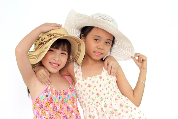 Dois bela menina asiática feliz pouco com palha — Fotografia de Stock