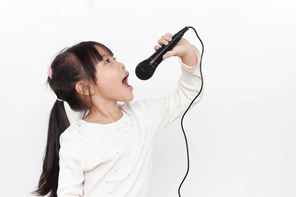 Menina bonita com o microfone na mão — Fotografia de Stock