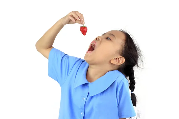 Chica asiática con fresa —  Fotos de Stock