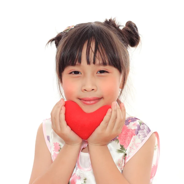 Adorável menina chinesa segurando coração vermelho — Fotografia de Stock