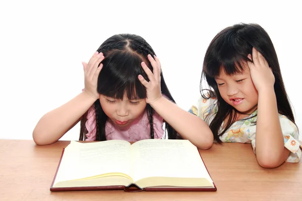 Niña seria leyendo un libro — Foto de Stock