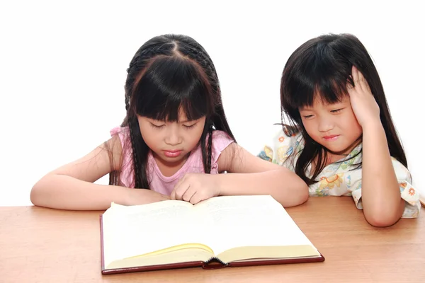 Allvarliga lilla flickan läsa en bok — Stockfoto