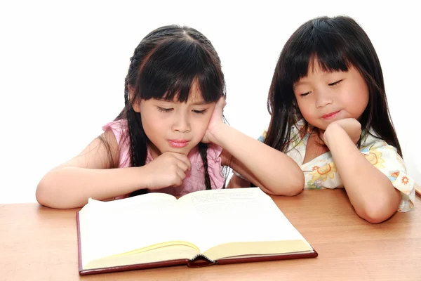 Серьезная маленькая девочка, читающая книгу — стоковое фото