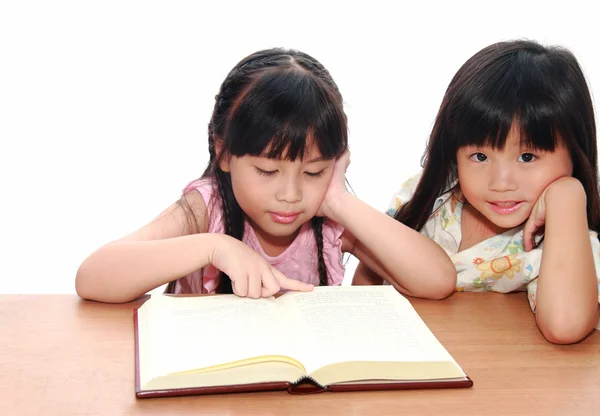 Intelligent liten flicka läsa en bok — Stockfoto