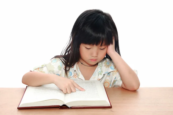 Умная маленькая девочка читает книгу — стоковое фото