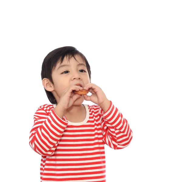 Pequeno garoto bonito comer biscoito — Fotografia de Stock
