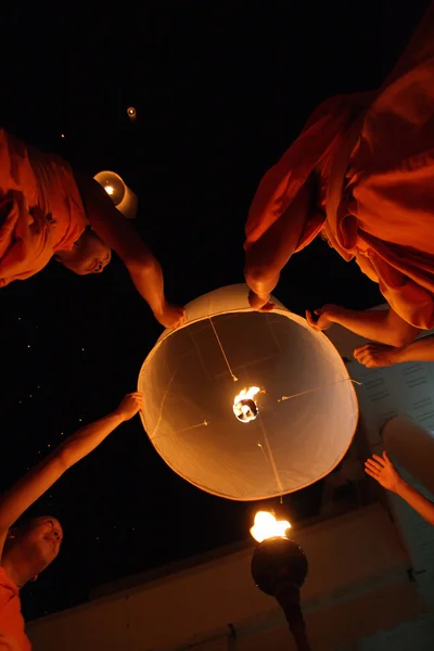 Lámpara flotante monje tailandés —  Fotos de Stock