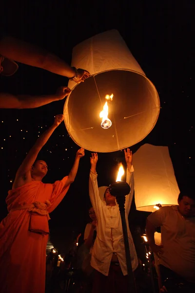 タイの僧侶フローティング ランプ — ストック写真