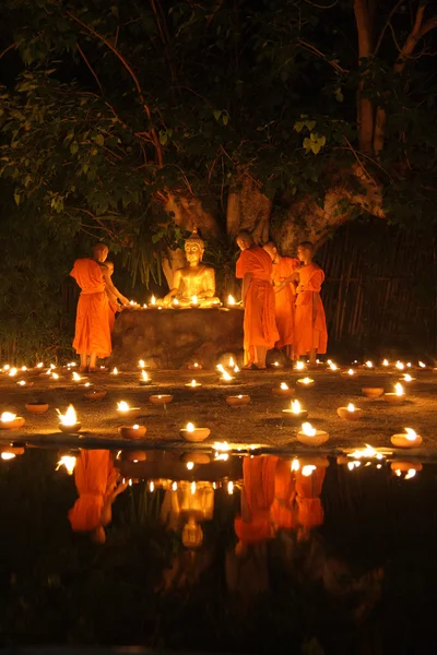 Lampe flottante moine thaïlandais — Photo