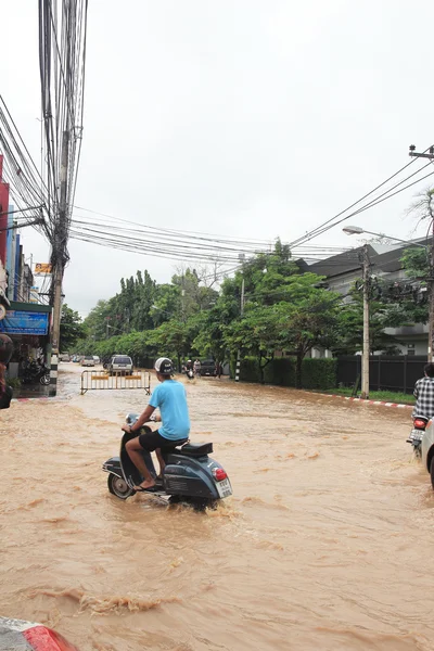 Inundações na cidade de Chiangmai. Inundação de edifícios perto do rio Ping — Fotografia de Stock