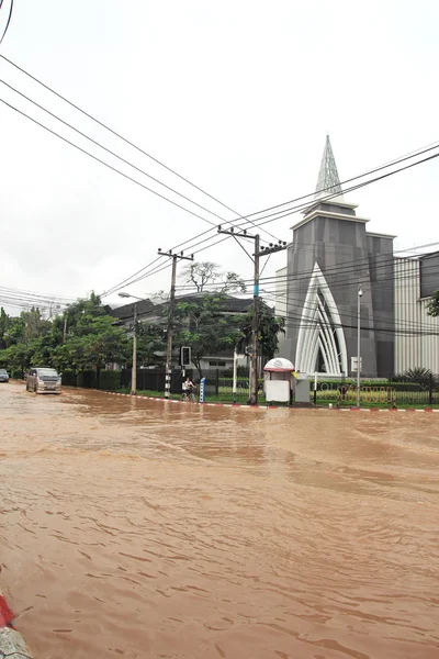 Inundações na cidade de Chiangmai. Inundação de edifícios perto do rio Ping — Fotografia de Stock