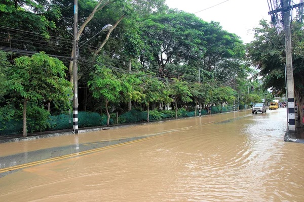 Inundações na cidade de Chiangmai. Inundação de edifícios perto do rio Ping — Fotografia de Stock