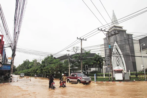 Flooding in Chiangmai city.Flooding of buildings near the Ping River — Stock Photo, Image