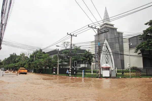 Наводнение в городе Чиангмай. Наводнение зданий возле реки Пин — стоковое фото