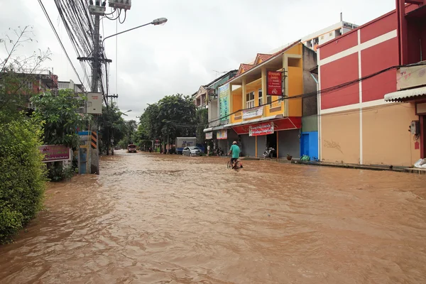 Inundații în orașul Chiangmai. Inundații ale clădirilor din apropierea râului Ping — Fotografie, imagine de stoc