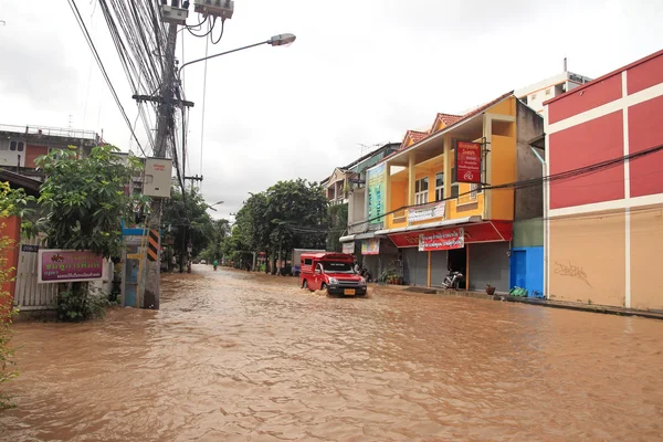 Inundații în orașul Chiangmai. Inundații ale clădirilor din apropierea râului Ping — Fotografie, imagine de stoc