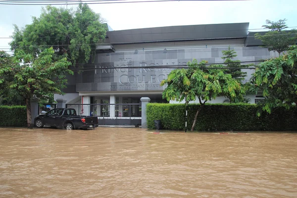 Inundações na cidade de Chiangmai. Inundação de edifícios perto do rio Ping — Fotografia de Stock