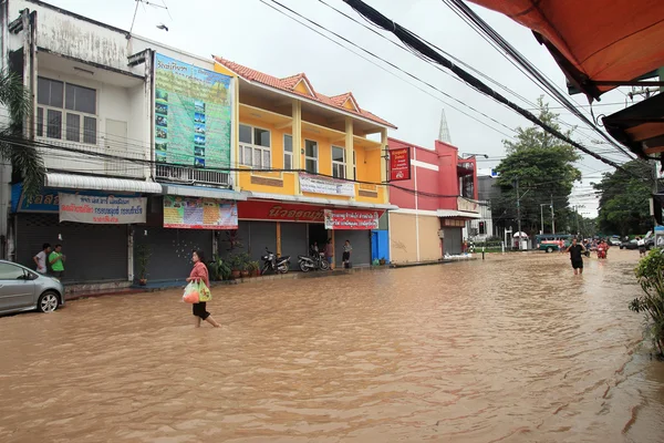 Inundações na cidade de Chiangmai. Inundação de edifícios perto do rio Ping — Fotografia de Stock