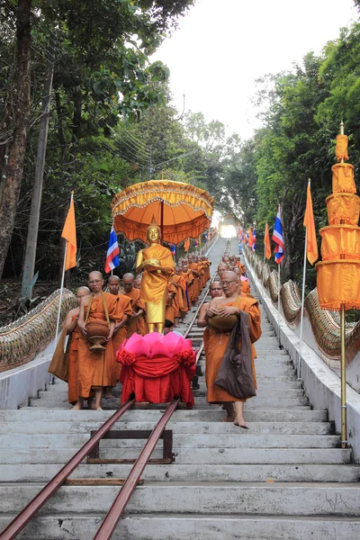 Фестиваль Tak Bat Devo, ряд буддийских монахов . — стоковое фото