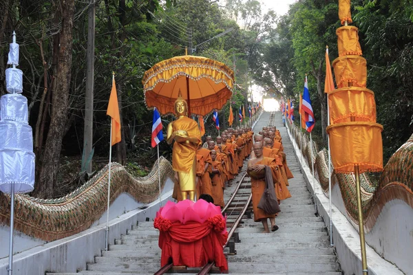 Фестиваль Tak Bat Devo, ряд буддийских монахов . — стоковое фото