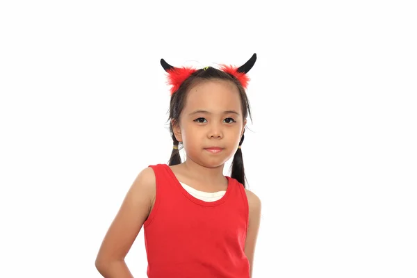 Spaventoso carino poco asiatico ragazza in rosso halloween costume — Foto Stock