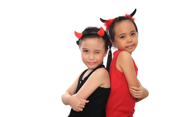 Τρομακτικό χαριτωμένο μικρό ασιατικό κορίτσι σε μαύρο και κόκκινο κοστούμι αποκριών — Φωτογραφία Αρχείου