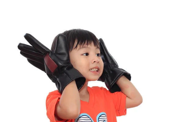 Счастливый азиатский мальчик с перчатками изолированы на белом фоне — стоковое фото