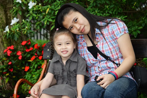 Close Up Of Affectionate Mother And Daughter — Stock Photo, Image