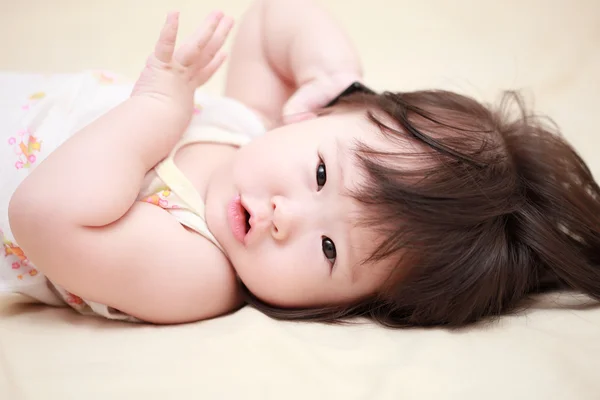 Asiatique bébé fille sur le lit — Photo