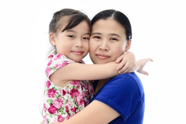 sevgi dolu anne ve kızı beyaz izole arka planda yakın çekim