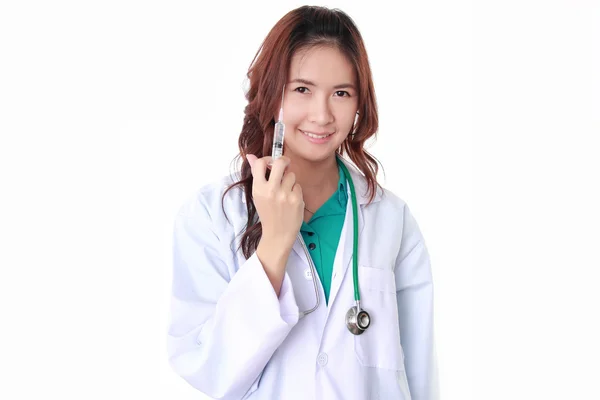 Femme médecin avec seringue isolée fond blanc — Photo