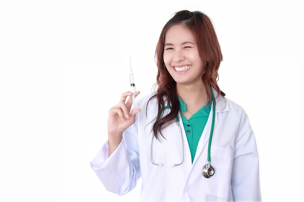 Kobieta lekarz ze strzykawki na białym tle — Zdjęcie stockowe