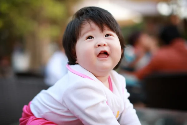 Bonito menina feliz pequeno bebê — Fotografia de Stock