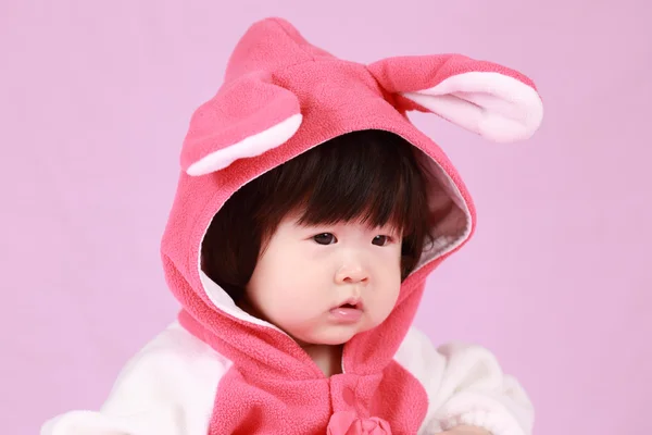 Dítě oblečené v uši Velikonoční zajíček s mrkví — Stock fotografie