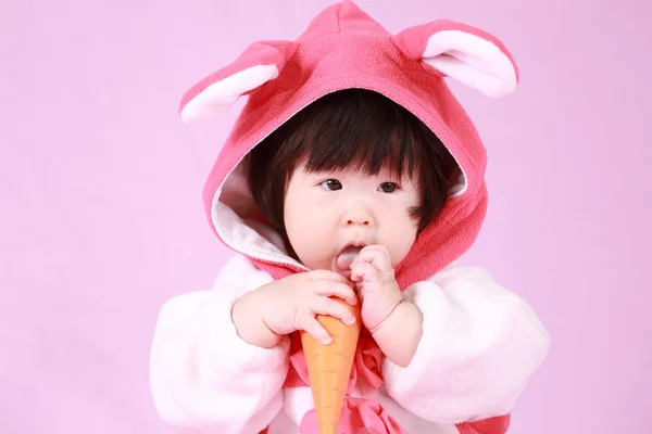 Bayi berpakaian kelinci Paskah telinga dengan wortel — Stok Foto