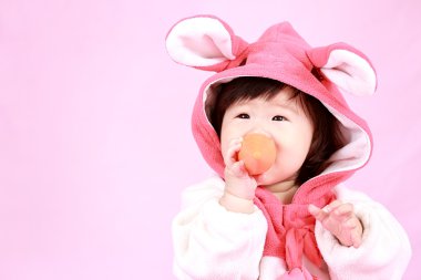 easter bunny kulaklar havuç ile giyinmiş bebek